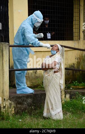 Guwahati, Assam, Indien. Juli 2020. Gesundheitshelfer, der die Abstrichprobe für den COVID-19-Test in einem Screening-Zentrum in Guwahati sammelt. Kredit: David Talukdar/ZUMA Wire/Alamy Live Nachrichten Stockfoto