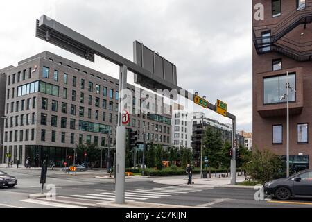 Oslo, Norwegen - 10. September 2019: Straßenkreuzung im Zentrum von Oslo. Graues Büro modernes Geschäftsviertel Stockfoto