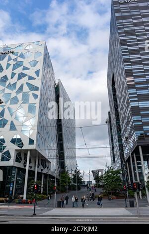 Oslo, Norwegen - 10. September 2019: Kreuzung und Crosswalk im modernen Geschäftsviertel. Bürogebäude des Barcode-Projekts in Bjorvika dist Stockfoto