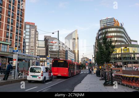 Oslo, Norwegen - 10. September 2019: Oslo City modernes Wolkenkratzer Einkaufszentrum im Stadtzentrum Straßen Landschaft in Sonnenuntergang Abendsonne Stockfoto