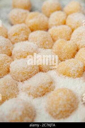 Beijinho de Coco, eine traditionelle brasilianische Süßigkeit namens Coconuts Little Kiss. Vertikale Aufnahme. Nahaufnahme. Stockfoto