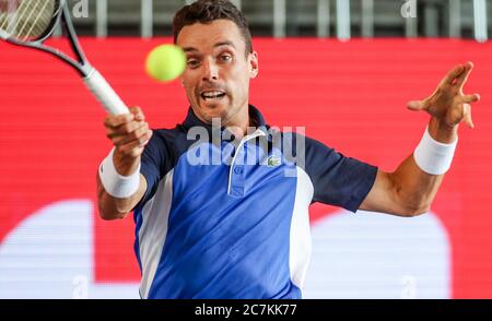 18. Juli 2020, Berlin: Tennis: Einladungsturnier 'bett1aces' für Damen und Herren am ehemaligen Flughafen Tempelhof. Männer, Singles, Halbfinale, Sinner (Italien) - Bautista Agut (Spanien): Roberto Bautista Agut gibt einen Ball zurück. Foto: Andreas Gora/dpa Stockfoto