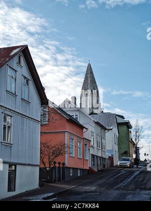 Hallgrímskirkja ragt zwischen Häusern, Reykjavik, Island Stockfoto