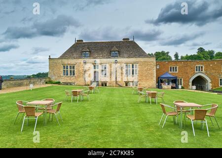 Gruppen von Tischen in einer geeigneten sozialen Abstand auf dem Rasen außerhalb des Cafés im Hof von Rockingham Castle, Corby, England, während der Coronavi Stockfoto