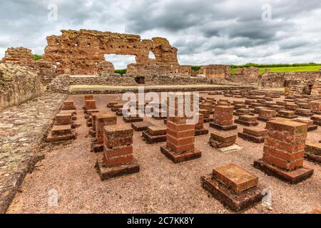 Das Hypocaust-System und die Überreste der Basilikumwand der Römischen Bäder in Wroxeter, Shropshire, England Stockfoto