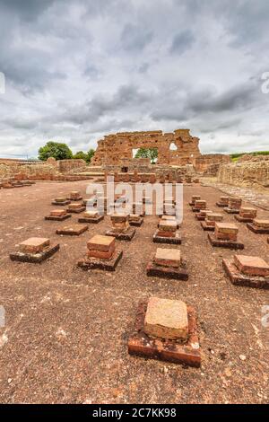 Das Hypocaust-System und die Überreste der Basilikumwand der Römischen Bäder in Wroxeter, Shropshire, England Stockfoto