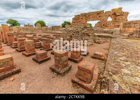 Das Hypocaust-System und die Überreste der Basilikumwand der Römischen Bäder in Wroxeter, Shropshire, England Stockfoto