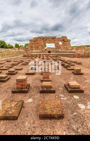 Das Hypocaust-System und die Überreste der Basilikumwand der Römischen Bäder in Wroxeter, Shropshire, England Stockfoto