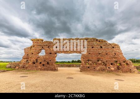 Überreste der Basilica-Mauer der römischen Bäder in Wroxeter, Shropshire, England Stockfoto