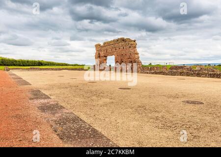 Die römische Basilika in Wroxeter mit den Markierungen für die Wände, Stützsäulen und Überreste des Badehauses Eingang, Shropshire, England die Ba Stockfoto