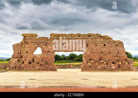 Überreste der Basilikumwand der römischen Bäder in Wroxeter, Shropshire, England Stockfoto