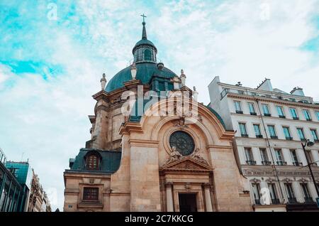 Ansicht des Temple du Marais und eines bewölkten Himmels in Paris, Frankreich Stockfoto