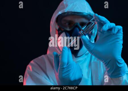 Symbol, Korona, Wissenschaft, Forschung, Impfstoff, Gefahr, dystopisch, Schutzanzug,, Fläschchen Stockfoto