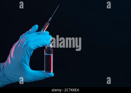 Symbol, Corona, Wissenschaft, Forschung, Impfstoff, Gefahr, Spritze, Fläschchen, Coronavirus, unten links Stockfoto