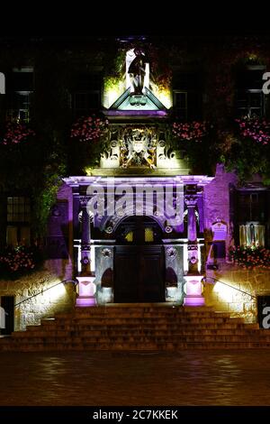 Vertikale Aufnahme einer Treppe, die zum Mittelalter führt Stadthaus in Quedlinburg bei Nacht Stockfoto