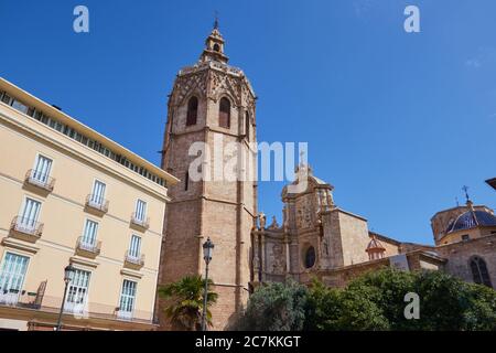 Horizontale Weitwinkelaufnahme des atemberaubenden Torre del Micalet an einem hellen, wolkenlosen Tag in Valencia Spanien aus der Ferne Stockfoto