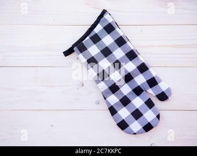 Studioaufnahme des roten Küchenstulpens Stockfoto
