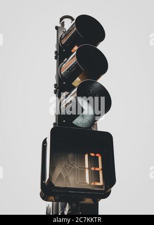 Vertikale Aufnahme der Ampel mit der Nummer 13 auf Die Stoppuhr Stockfoto