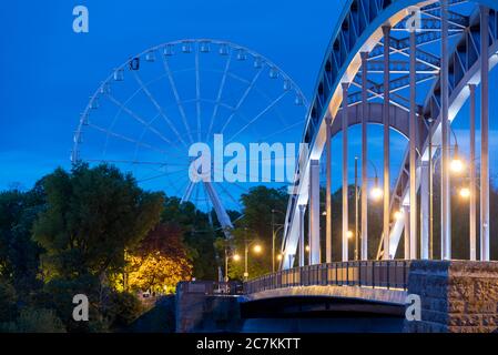 Deutschland, Sachsen-Anhalt, Magdeburg: Blick auf ein 55 Meter langes Riesenrad im Rotehorn-Park in Magdeburg. Die Sternbrücke ist um den Vordergrund zu sehen. Stockfoto