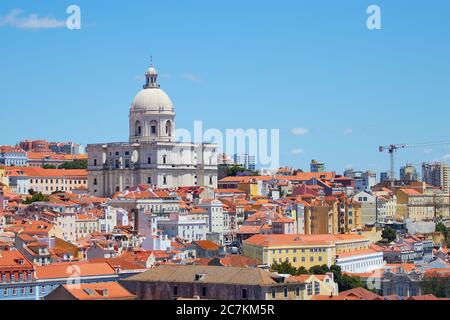 Nahaufnahme mit Blick auf die Stadt Lissabon Portugal mit der Kirche Santa Engrácia und der hellen Sonne Stockfoto