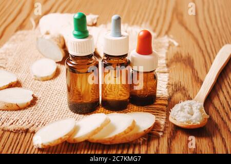 Ingwer ätherisches Öl in einer kleinen Flasche. Selektiver Fokus.Essen Stockfoto