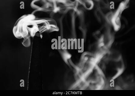Schwarz-weiß Rauchaufnahme vor schwarzem Hintergrund Stockfoto