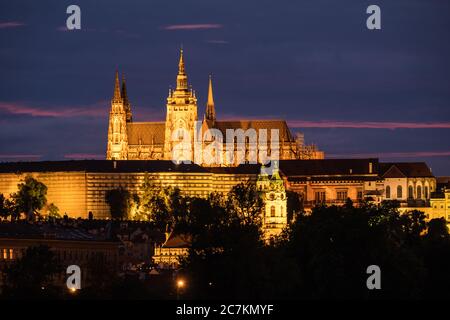 St. Veits Kathedrale oder Katedrala Svateho Vita, Vacava a Vojtecha in Prag beleuchtet in der Nacht Stockfoto