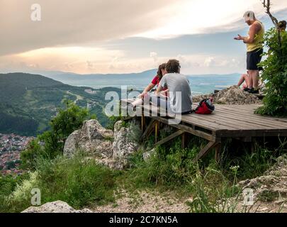 Brasov/Romanai -06.28.2020: Belvedere Point auf Mount Tampa. Menschen genießen einen schönen Sonnenuntergang über Brasov Stadt. Stockfoto