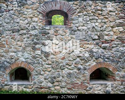 Mauer aus großen Steinen einer alten mittelalterlichen Festung in Brasov, Rumänien. Stockfoto