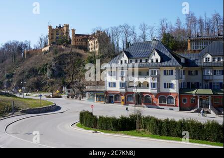 Blick auf Schloss Hohenschwangau von der touristischen Stadt Schwangau, die aufgrund der Koronakrise verlassen ist Stockfoto