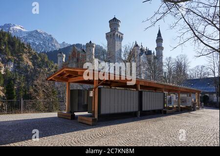 Blick von der Schlosseinfahrt auf Schloss Neuschwanstein, das aufgrund der Koronakrise verlassen ist Stockfoto