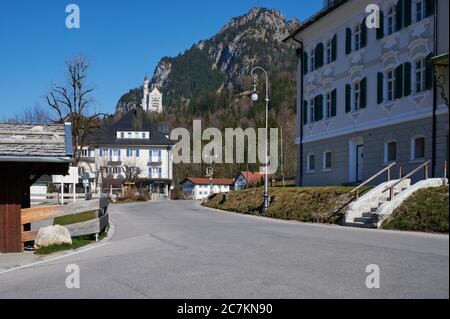 Blick von der wegen der Coronakrise verlassenen Touristenstadt Schwangau auf Schloss Neuschwanstein Stockfoto