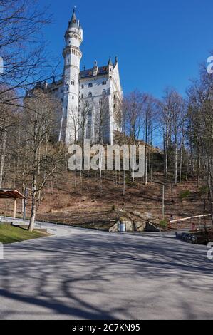 Blick von der Schlosseinfahrt auf Schloss Neuschwanstein, das aufgrund der Koronakrise verlassen ist Stockfoto