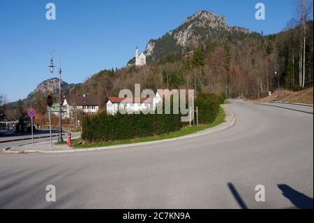 Blick von der Schlosseinfahrt auf Schloss Neuschwanstein, das aufgrund der Koronakrise verlassen ist Stockfoto