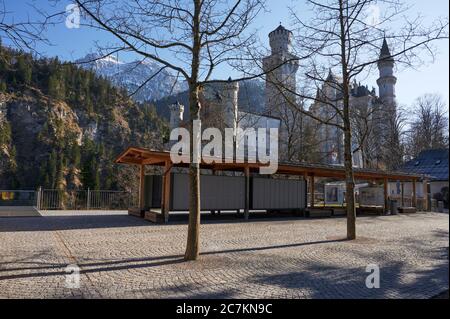 Blick von der Schlosseinfahrt auf Schloss Neuschwanstein, das aufgrund der Koronakrise verlassen ist Stockfoto