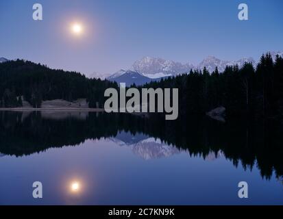 Spiegelung des besonders hellen Supermondes am 7. April 2020 am Wagenbrüchsee mit Karwendelgebirge Stockfoto