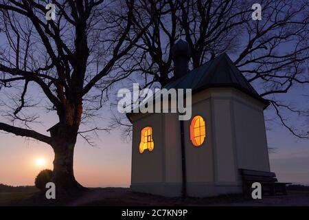 Maira dankt der Kapelle bei Münsing mit einem besonders hellen Supermond am 8. April 2020 Stockfoto