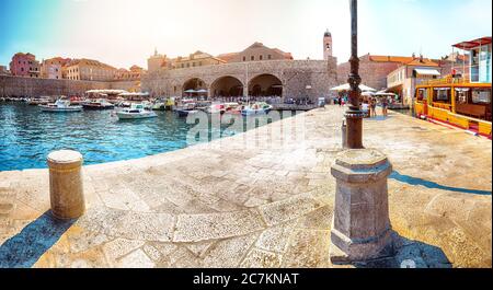 Alter Hafen der historischen Stadt Dubrovnik. Bucht mit vielen Booten in türkisfarbenem Wasser. Lage: Dubrovnik, Dalmatien, Kroatien, Europa Stockfoto