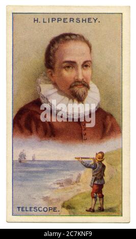 Eine alte Zigarettenkarte (c. 1929) mit einem Porträt von H Lippershey (oder Lipperhey) und einer Illustration seines Teleskops. Hans Lipperhey (1570–1619), auch bekannt als Johann Lippershey oder Lippershey, war ein deutsch-niederländischer Brillenmacher. Er war der erste, der versuchte, ein Patent für ein Teleskop zu erhalten. Lipperheys Originalinstrumente bestanden entweder aus zwei konvexen Linsen, die ein invertiertes (auf dem Kopf stehendes) Bild oder ein konvexes Objektiv und eine konkave Okularlinse produzierten, die ein aufrechtes Bild gaben. Dieses wurde ein 'Dutch perspective Glass' genannt – der Name Teleskop würde erst später verwendet werden. Stockfoto