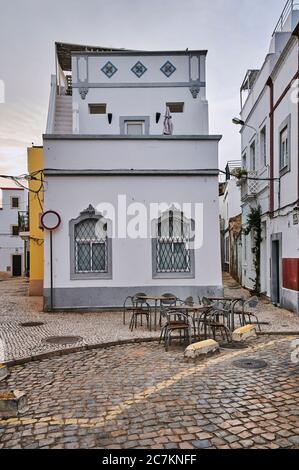 Europa, Portugal, Algarve, Litoral, Sotavento, Bezirk Faro, Olhao, enge Gassen mit typischem Haus im maurischen Stil, Cubo mit Dachterrasse, Stockfoto