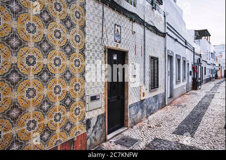 Europa, Portugal, Algarve, Litoral, Sotavento, Faro District, Olhao, Gasse mit typischen Häusern mit Azulejo Stockfoto