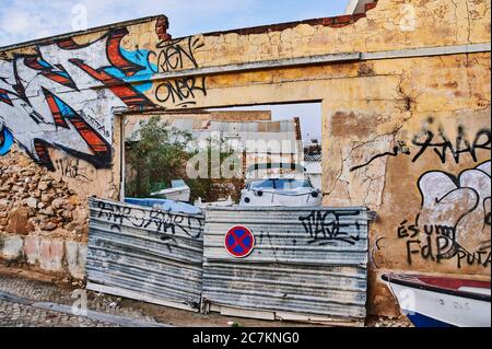 Europa, Portugal, Algarve, Litoral, Sotavento, Faro District, Olhao, fragile Steinmauer mit Graffiti, vorübergehend blockierter Zugang Stockfoto