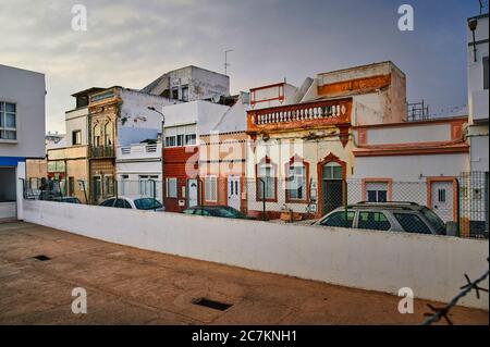 Europa, Portugal, Algarve, Litoral, Sotavento, District Faro, Olhao, Altstadtgasse, typische Häuser mit einer bunten Fassade und Acoteia Stockfoto