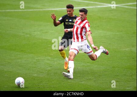 Brentfords Ollie Watkins (links) und Stoke Citys Danny Batth kämpfen während des Sky Bet Championship-Spiels im bet365 Stadium, Stoke, um den Ball. Stockfoto