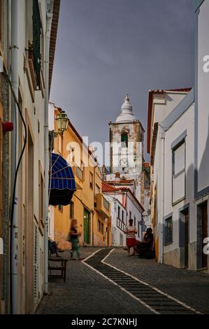 Europa, Portugal, Algarve, Litoral, Barlavento, Felsalgarve, Faro District, Lagos, Straßenszene, Gasse mit Blick auf die Igreja de Sao Sebastiao Kirche, Hochformat Stockfoto