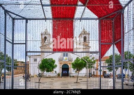 Europa, Portugal, Algarve, Litoral, Barlavento, Felsalgarve, Faro District, Lagos, Praca do Infante Dom Henrique, Igreja de Santa Maria Kirche, mit Weihnachtsdekoration Stockfoto