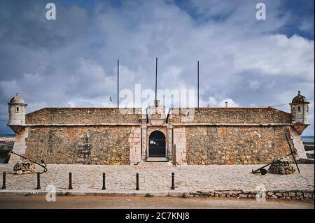 Europa, Portugal, Algarve, Litoral, Barlavento, Felsalgarve, Faro District, Lagos, Forte Ponta da Bandeira, Hauptportal auf der Avenida dos Descobrimentos Stockfoto