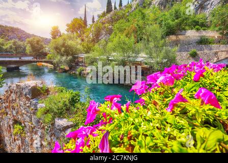 Buna Quelle in der Stadt Blagaj in der Nähe Blagaj Tekija Haus. Lage: Blagaj, Mostar Becken, Kanton Herzegowina-Neretva, Bosnien und Herzegowina, Stockfoto