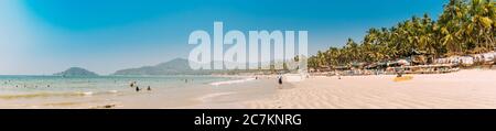 Canacona, Goa, Indien. Menschen, Die Am Palolem Beach Bei Sunny Summer Day Unter Blue Sky Ausruhen Stockfoto