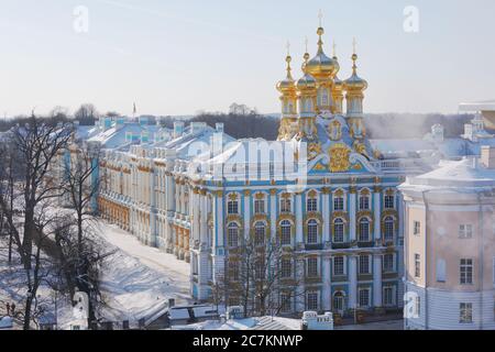 Blick auf die Auferstehungskirche und den Katharinenpalast in Puschkin, Russland Stockfoto